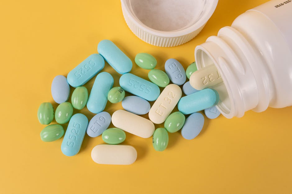 Diversos frascos de medicamentos em uma prateleira de farmácia, bem organizados.