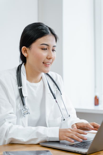 Farmacêutico realizando aferição de pressão em um cliente, com atenção e cuidado.
